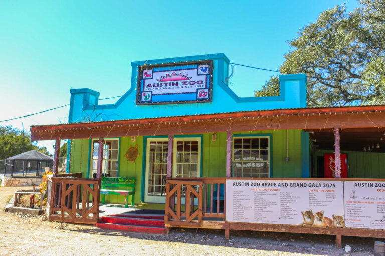 Entrance building and sign at Austin Zoo